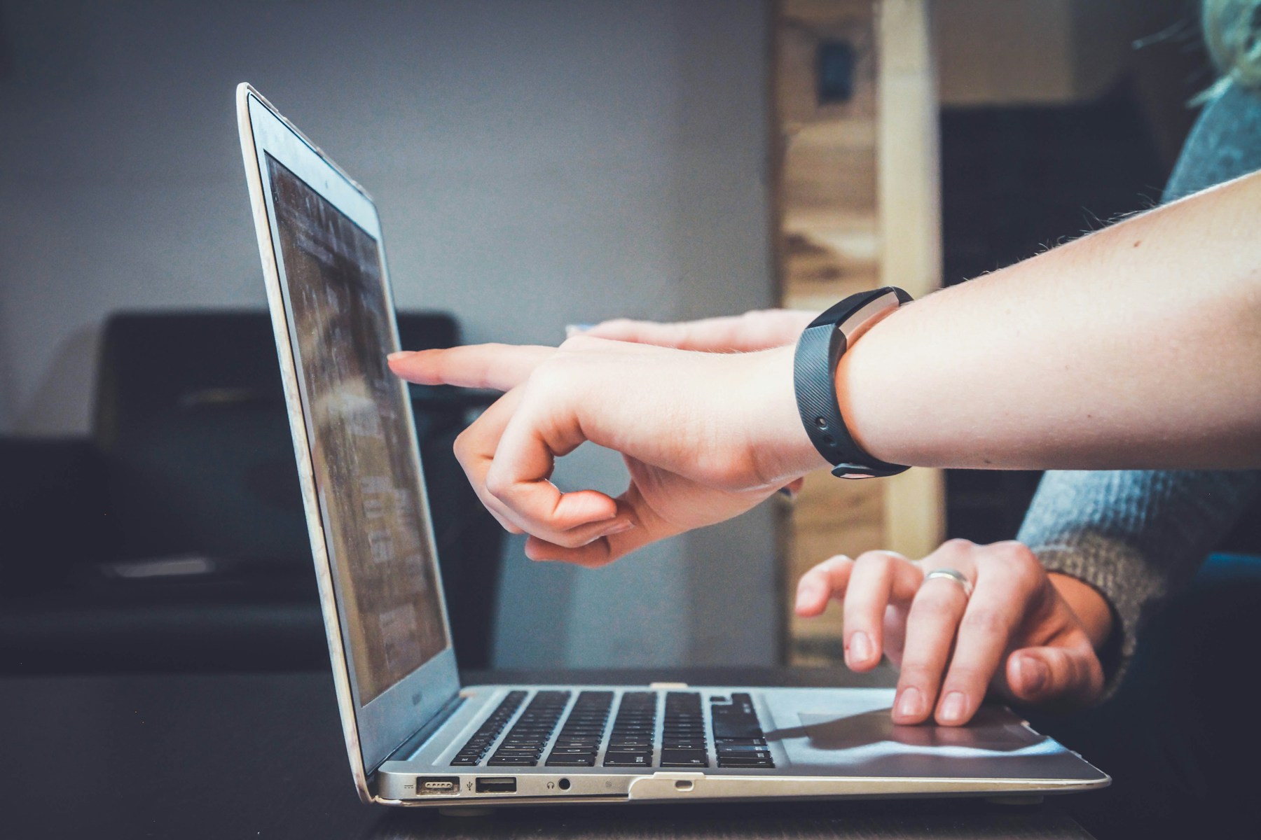 Investisseur utilisant une plateforme digitale