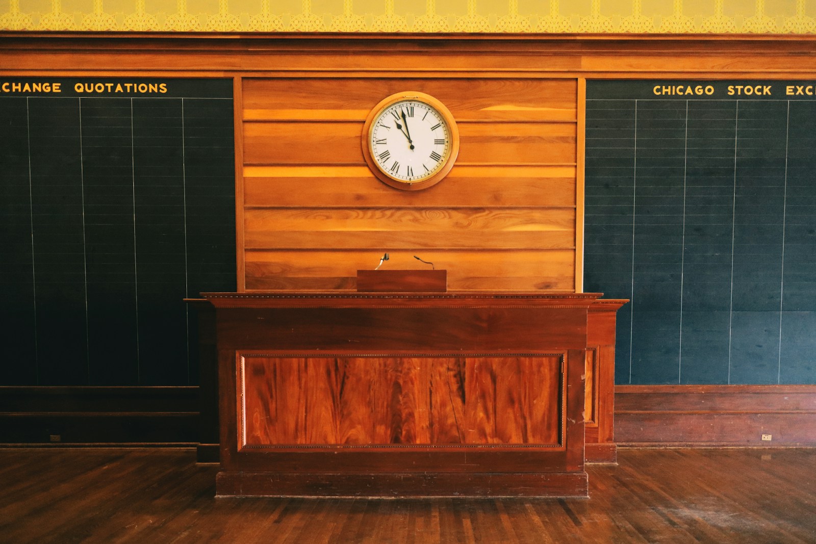 Salle de cotation boursière et pupitre de transaction